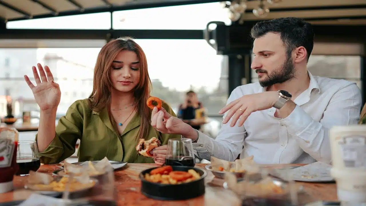 Partners In Unhappy Relationships Often Repeat These 10 Phrases In Everyday Conversation