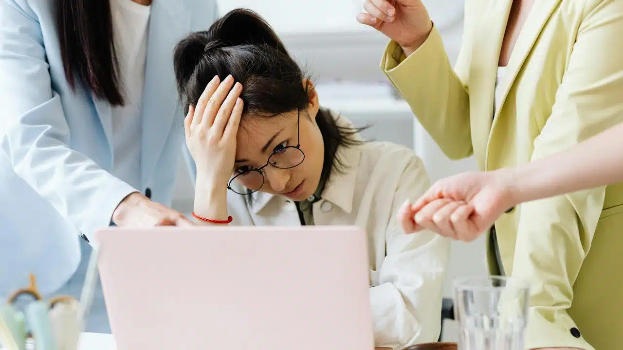 16 Sneaky Ways People Trick You Into Thinking You’re in The Wrong