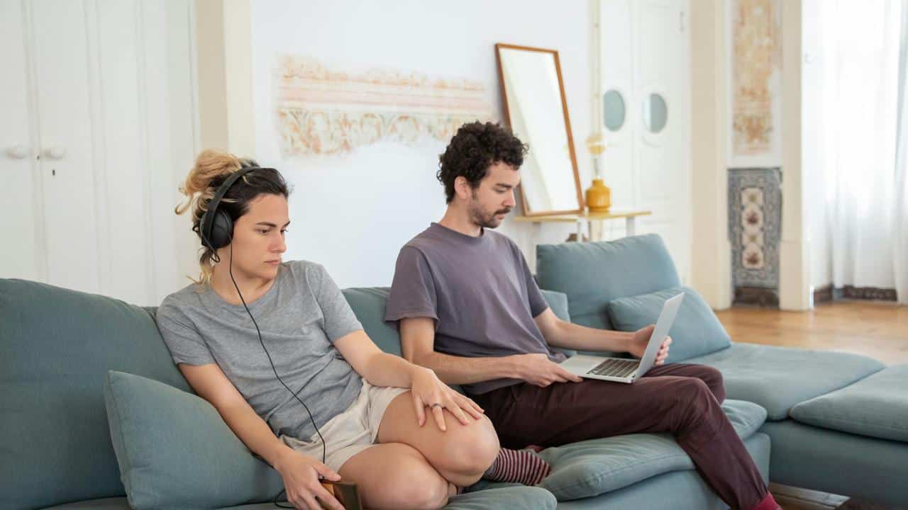 Here’s What It Looks Like When a Relationship Feels Flat and Forced